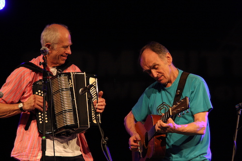 Martin Carthy (r) en John Kirkpatrick, foto Derek Schofield