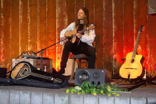 Michael met zijn instrumenten, foto Ronald Rietman