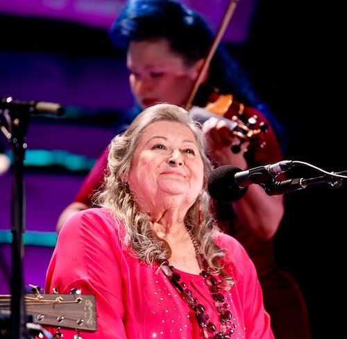 Norma Waterson met Eliza Carthy bij de BBC Radio 2 Folk Awards in 2016