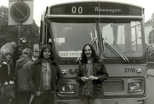 Op weg naar de presentatie van Land & Water in 1975: voor de bus links Tom Steenbergen (destijds manager) en rechts Sido Martens