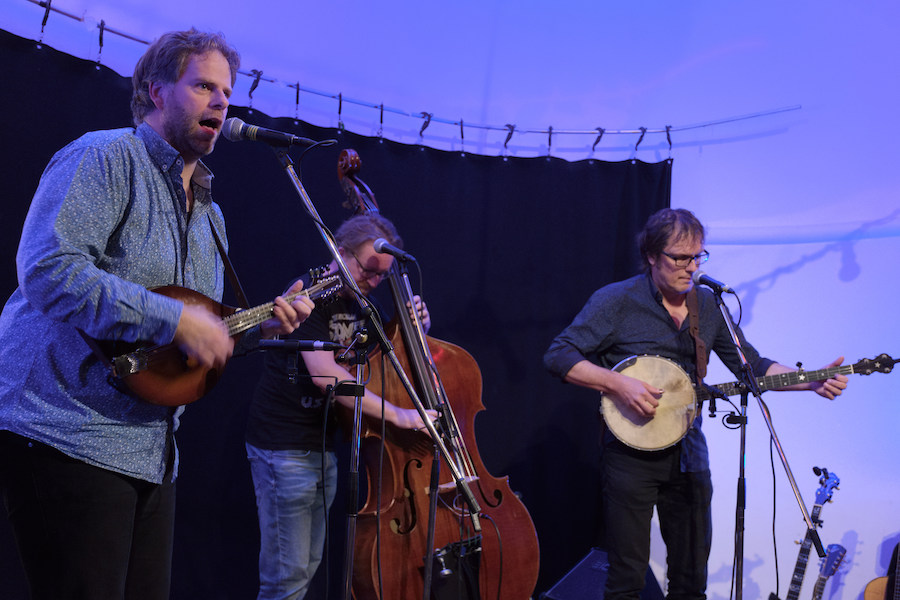 Twee mandolines, twee gitaren, drie banjo's en een bas. Twee mandolines, twee gitaren, drie banjo's en een bas.