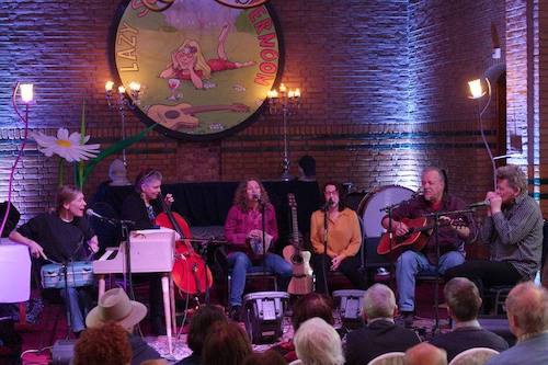 Tom Mank + band, Ellen is de derde van rechts, foto: Ronald Rietman Tom Mank + band, Ellen is de derde van rechts, foto: Ronald Rietman