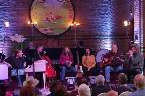 Tom Mank + band, Ellen is de derde van rechts, foto: Ronald Rietman