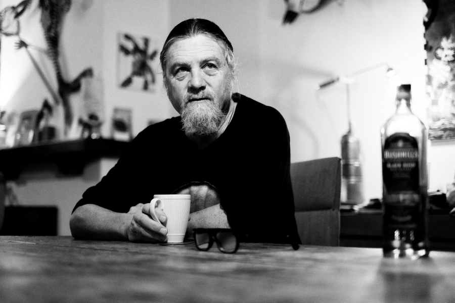 Walt Wilkins aan tafel met een kop koffie, foto Ronald Rietman Walt Wilkins aan tafel met een kop koffie, foto Ronald Rietman